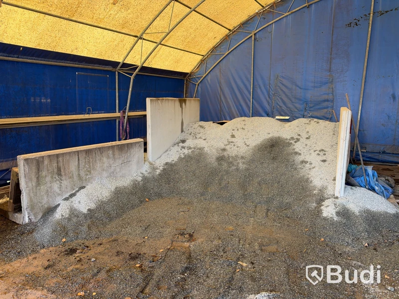 Sand storage bay with L-shaped retaining wall elements & gravel material