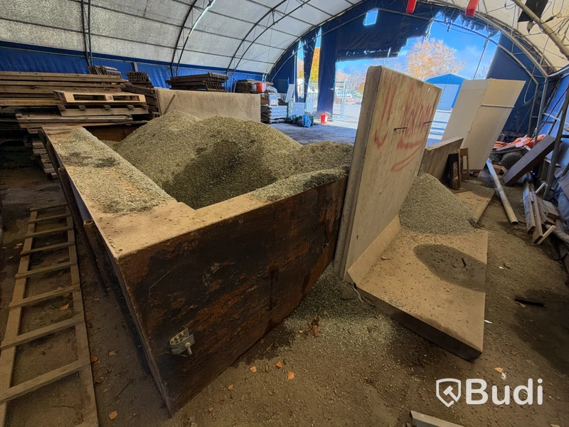 Sand storage bay with L-shaped retaining wall elements & gravel material