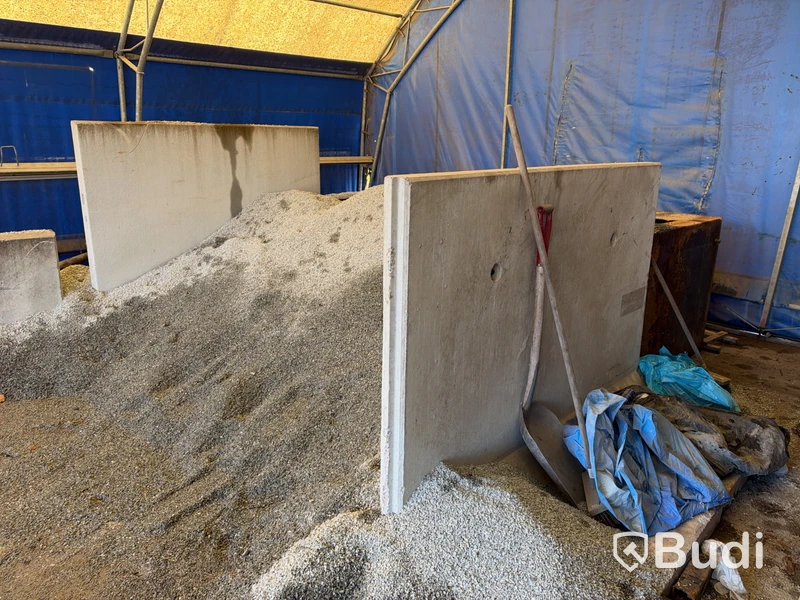 Sand storage bay with L-shaped retaining wall elements & gravel material