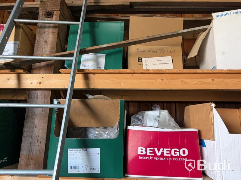 Stort parti material för vattenavrinning och ventilation