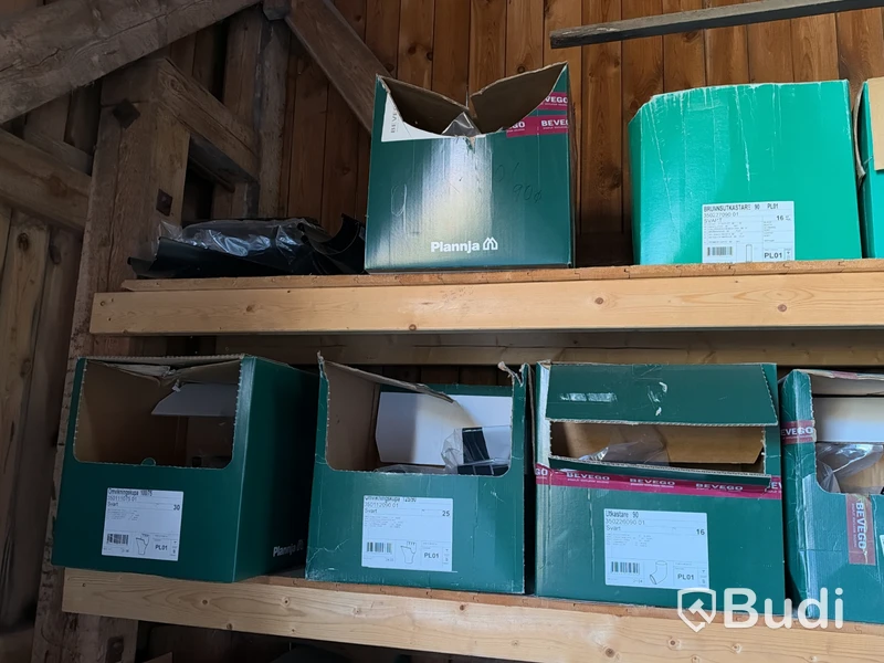Stort parti material för vattenavrinning och ventilation