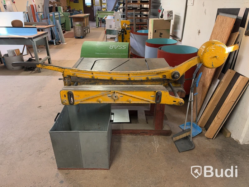 Hand-operated bench sheet metal shear with back gauge