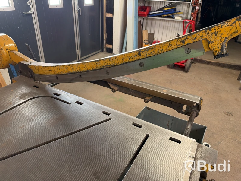 Hand-operated bench sheet metal shear with back gauge