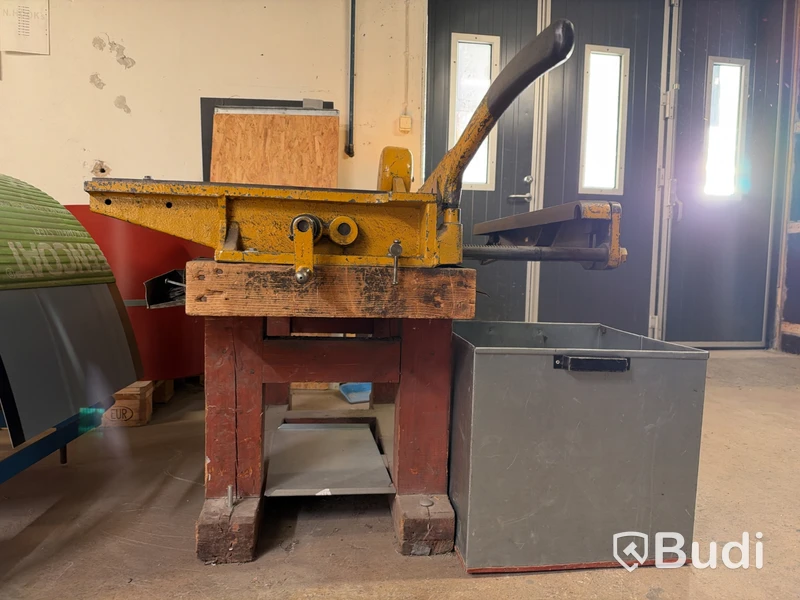 Hand-operated bench sheet metal shear with back gauge