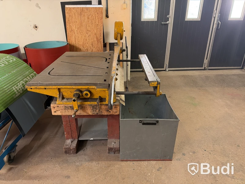 Hand-operated bench sheet metal shear with back gauge