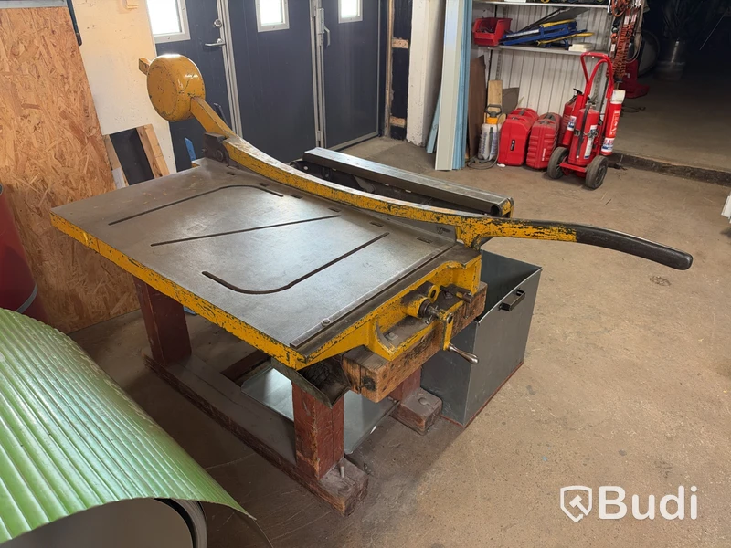 Hand-operated bench sheet metal shear with back gauge