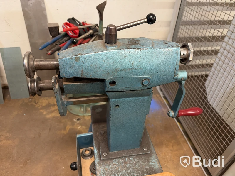 Hand-cranked bead roller for sheet metal, with stand