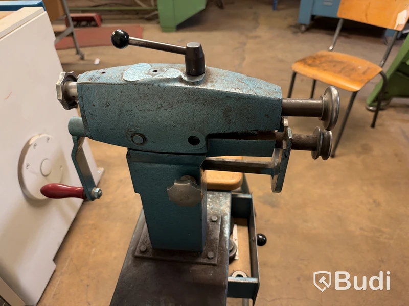 Hand-cranked bead roller for sheet metal, with stand