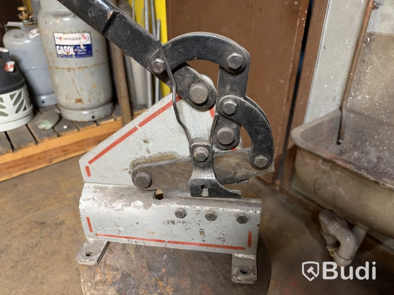 Hand-operated bench shear for sheet metal