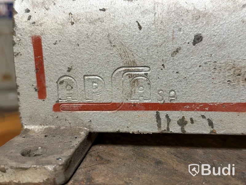 Hand-operated bench shear for sheet metal