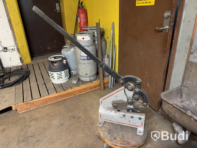 Hand-operated bench shear for sheet metal