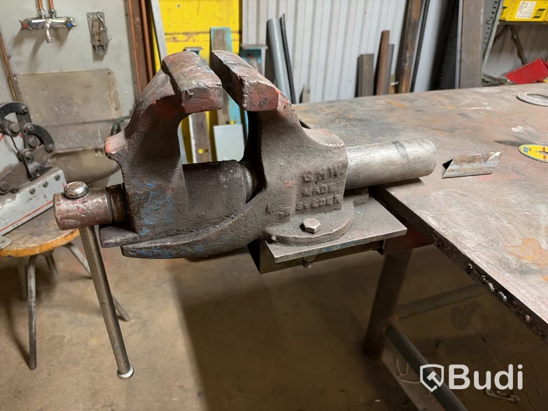 Steel workbench with vise | 110 x 150 cm
