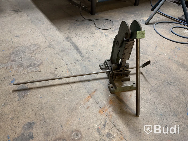 Manual corner notcher for sheet metal