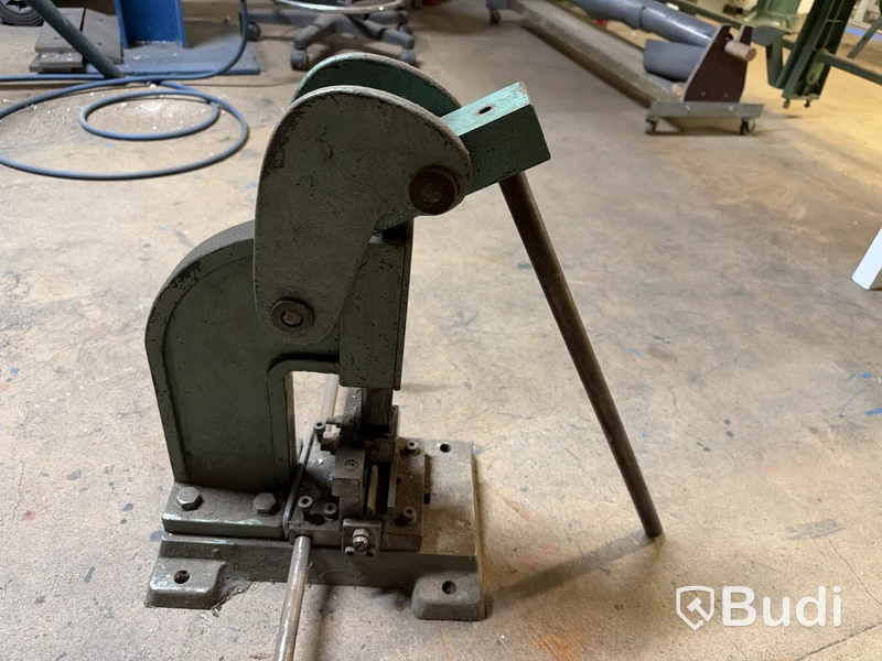 Manual corner notcher for sheet metal