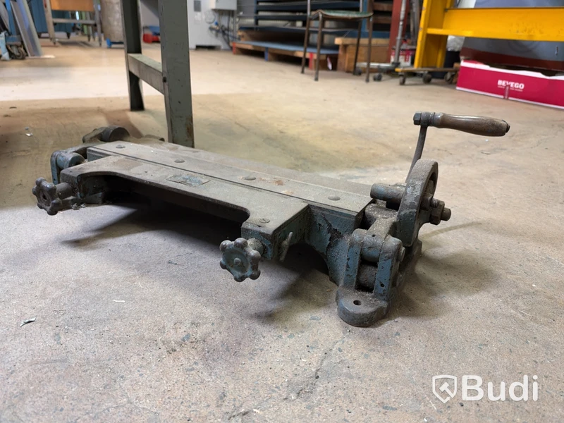 Manual sheet metal brake