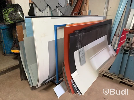 Parti plåtmaterial med materialställ