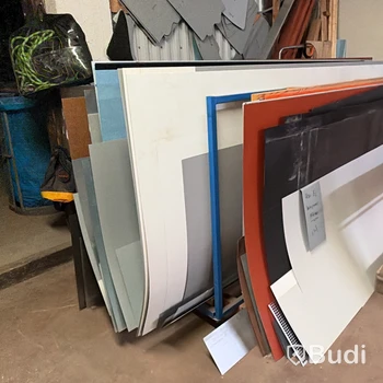 Parti plåtmaterial med materialställ