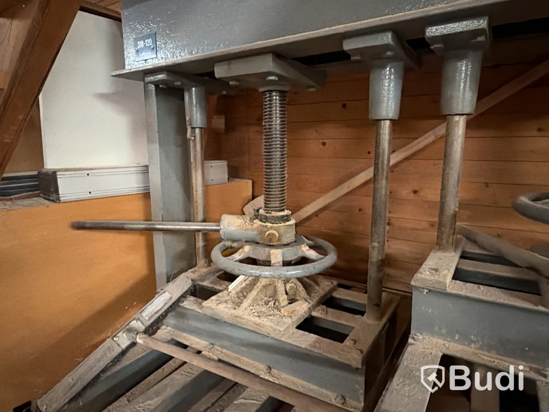 Fjellmans veneer press, four screw presses