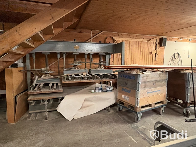 Fjellmans veneer press, four screw presses