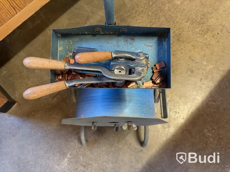 Strapping cart with strapping tools