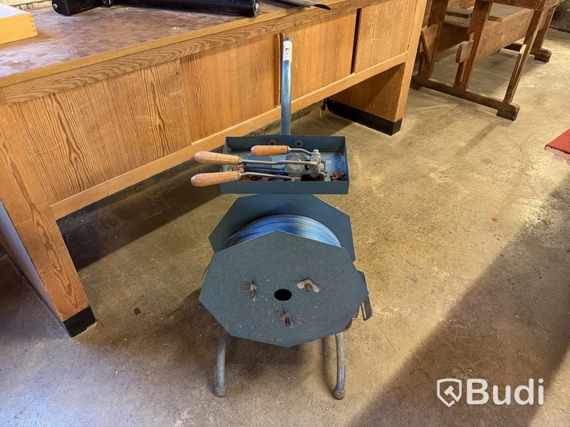 Strapping cart with strapping tools