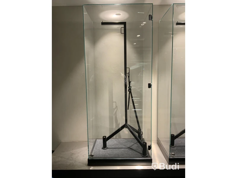 Glasmonter för utställning, 76cm X 56cm X183cm. OBS notera annan utlämningsplats och tid.