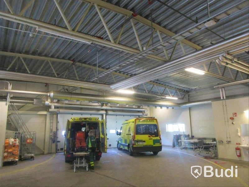 Nedmonterad ambulans-/maskinhall/fordonshall om 500 kvm med motordrivna portar
