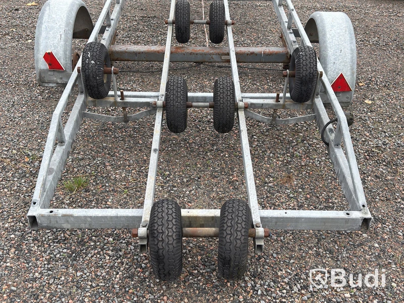 Båttrailer, cirka 6,5 m, kölrullar och vinsch (repobjekt)