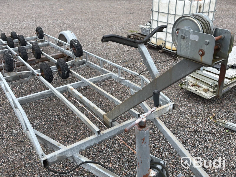 Båttrailer, cirka 6,5 m, kölrullar och vinsch (repobjekt)