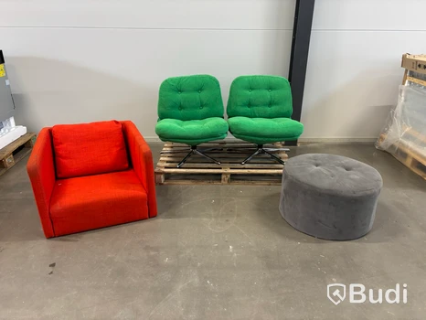 Sittgrupp, två gröna fåtöljer och sittpuff