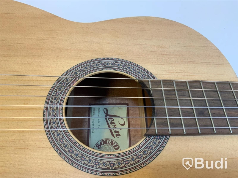 Levin nylon strängad gitarr inkl giggbag