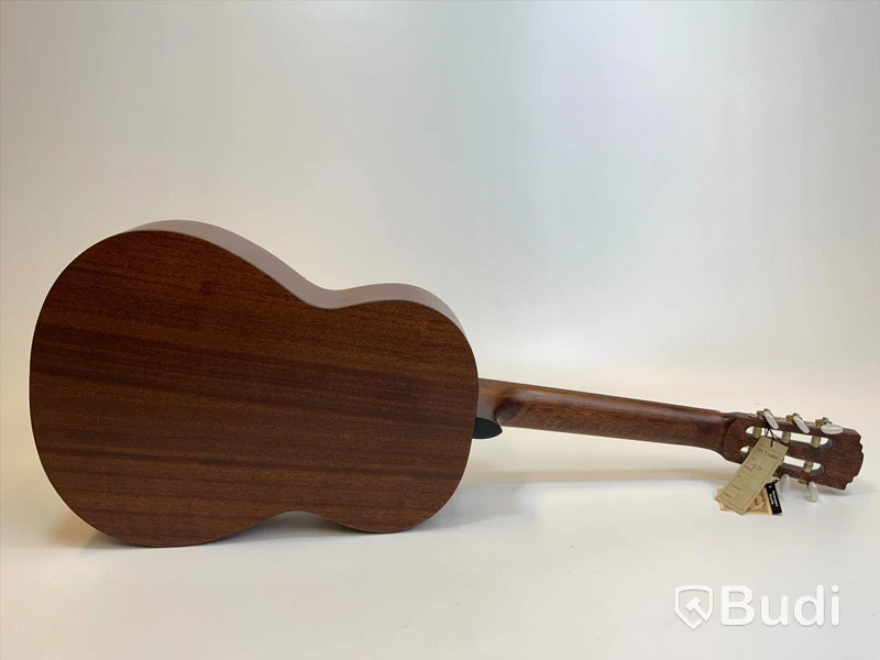 Levin nylon strängad gitarr inkl giggbag