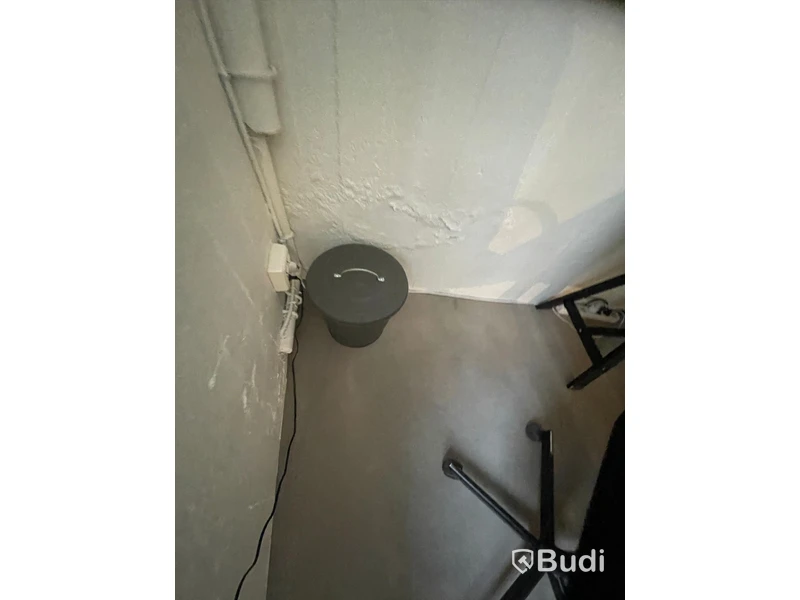 Plåtskåp ca 80x30 samt soptunna med lock och lampa