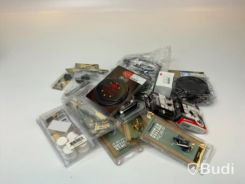 Diverse musiktillbehör bla plektrumhållare, hörselskydd, AC-adapters mm