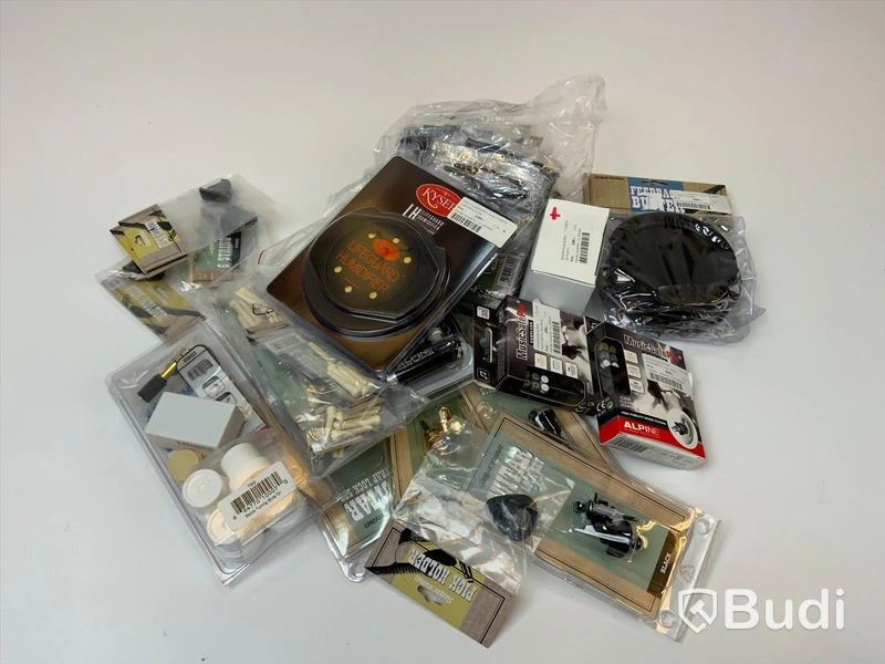 Diverse musiktillbehör bla plektrumhållare, hörselskydd, AC-adapters mm