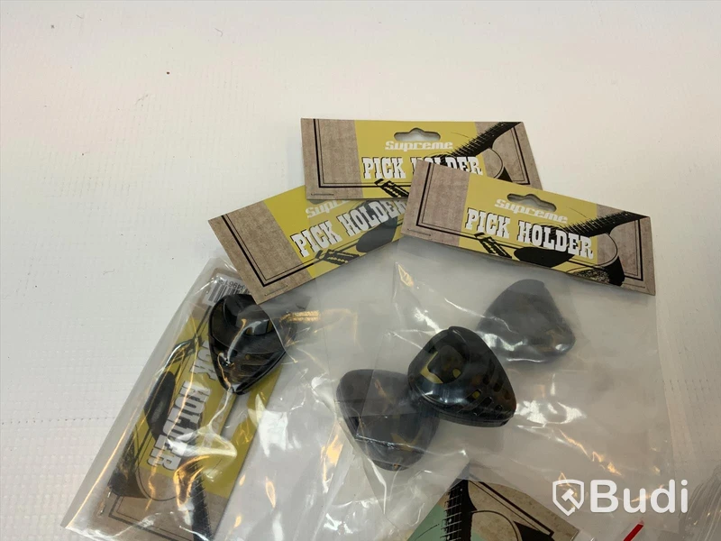 Diverse musiktillbehör bla plektrumhållare, hörselskydd, AC-adapters mm