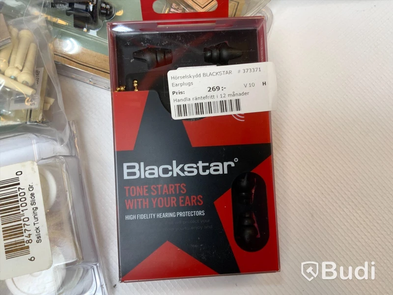 Diverse musiktillbehör bla plektrumhållare, hörselskydd, AC-adapters mm