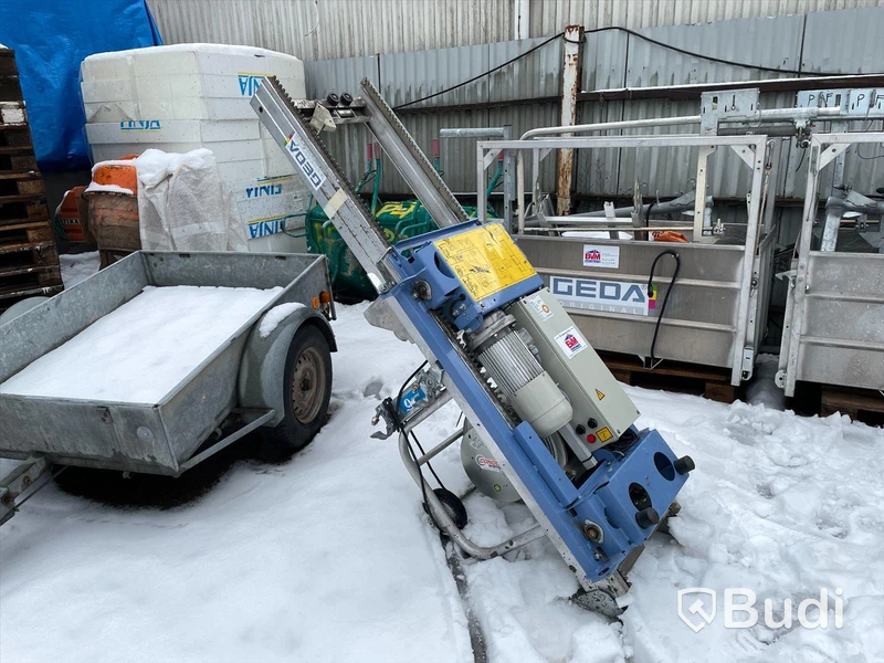Geda 200z från 2016, Materialhiss med kuggstångsmast och svängbar korg.