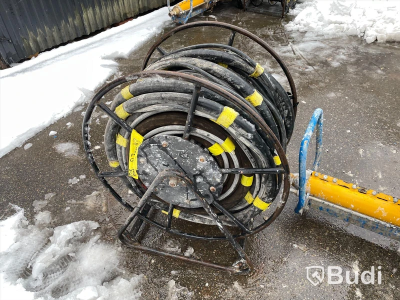 Cura 3900 frekvensstyrd puts/skruvpump ink nivåvakt, fjärrstyrning med fjärrkontroll, slangpaket 51,7 meter ink luftslang med vinda samt tillbehör för rengöring. Nivåvakt fastnat men ersättningsvakt medföljer. Ink barometer (Maskin3)
