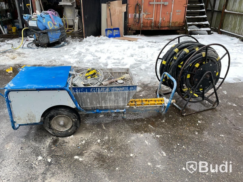 Cura 3900 frekvensstyrd puts/skruvpump ink nivåvakt, fjärrstyrning med fjärrkontroll, slangpaket 51,7 meter ink luftslang med vinda samt tillbehör för rengöring. Nivåvakt fastnat men ersättningsvakt medföljer. Ink barometer (Maskin3)
