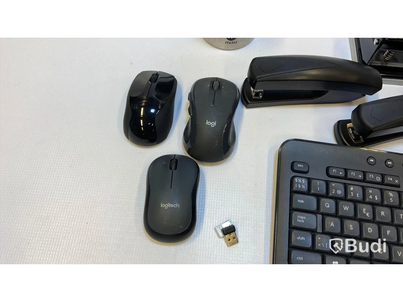 Diverse Skrivbordstillbehör tex trådlös mus, tangentbord