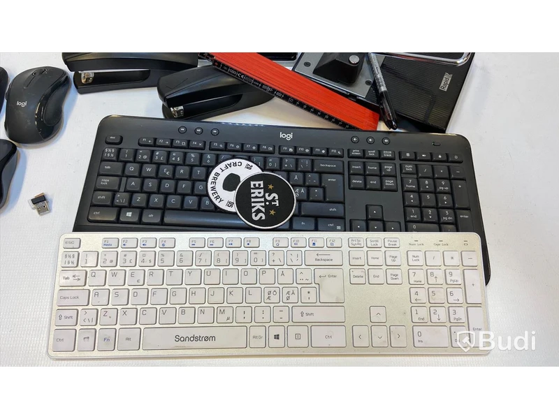 Diverse Skrivbordstillbehör tex trådlös mus, tangentbord