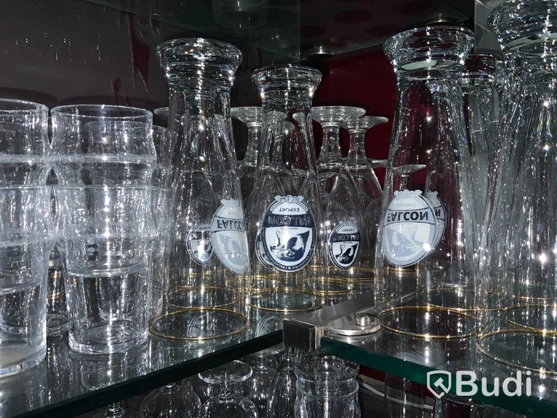 Stort pari glas, mestadels brandade ölglas