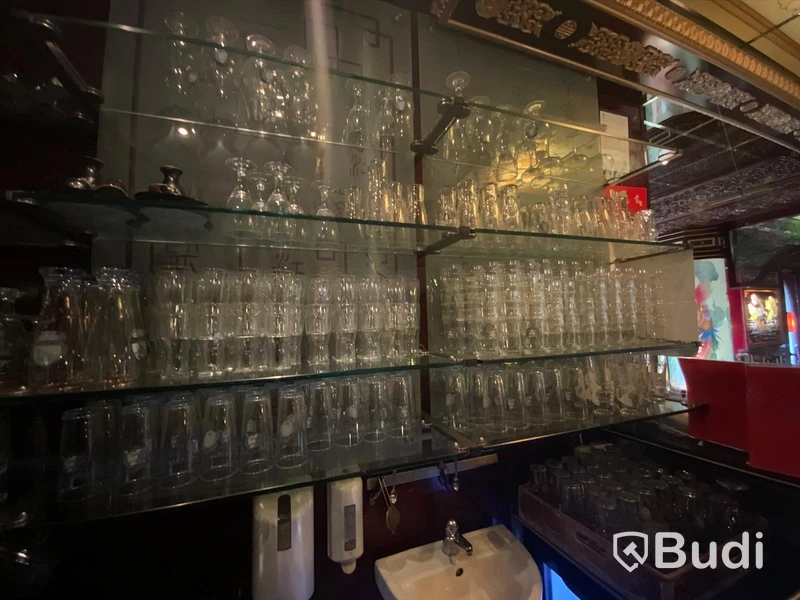 Stort pari glas, mestadels brandade ölglas
