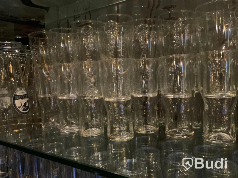Stort pari glas, mestadels brandade ölglas