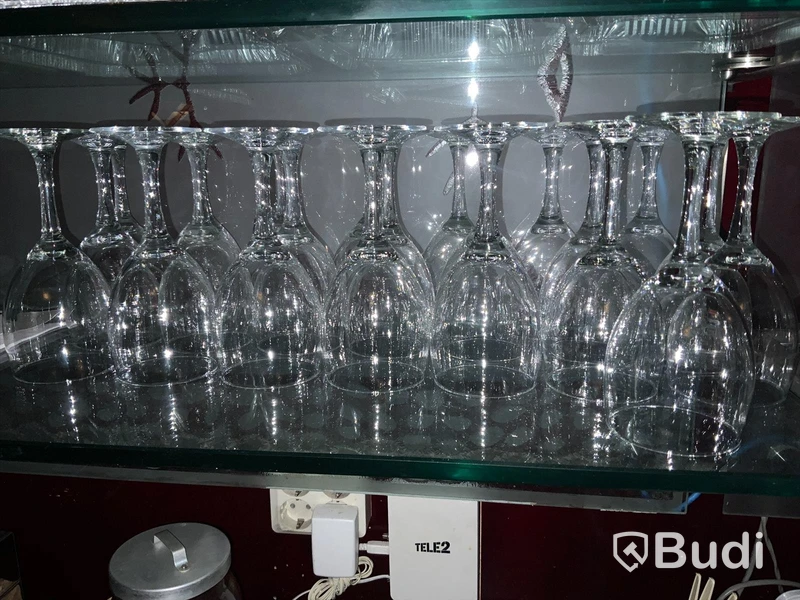 Stort pari glas, mestadels brandade ölglas