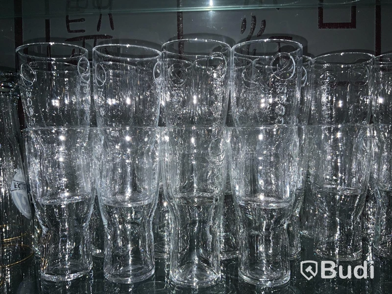 Stort pari glas, mestadels brandade ölglas