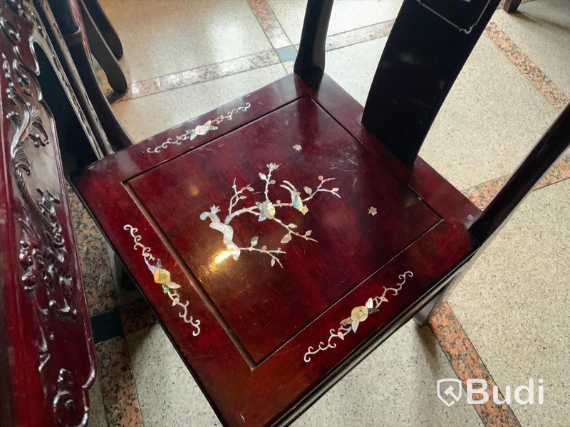6st stolar samt 2st bord (1st ca60x80 samt 1st ca80x120) med glasskiva samt intarsia-utsmyckning