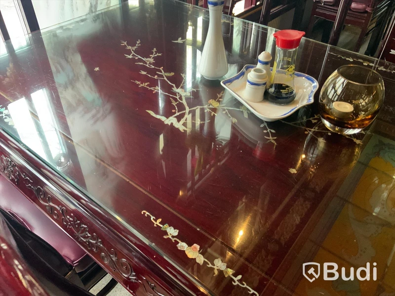 6st stolar samt 2st bord (1st ca60x80 samt 1st ca80x120) med glasskiva samt intarsia-utsmyckning