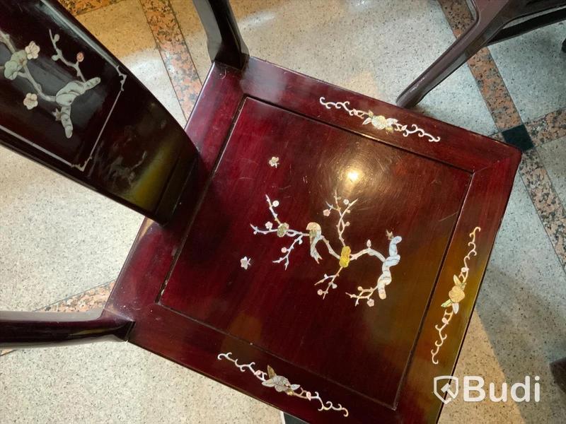 6st stolar samt 2st bord (1st ca60x80 samt 1st ca80x120) med glasskiva samt intarsia-utsmyckning